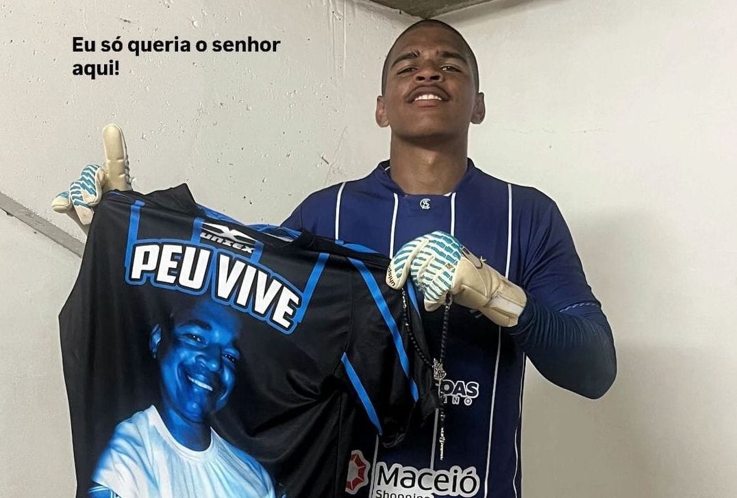 Entre defesas e lembranças: Ariel, goleiro do CSA, transforma dor em homenagem ao pai