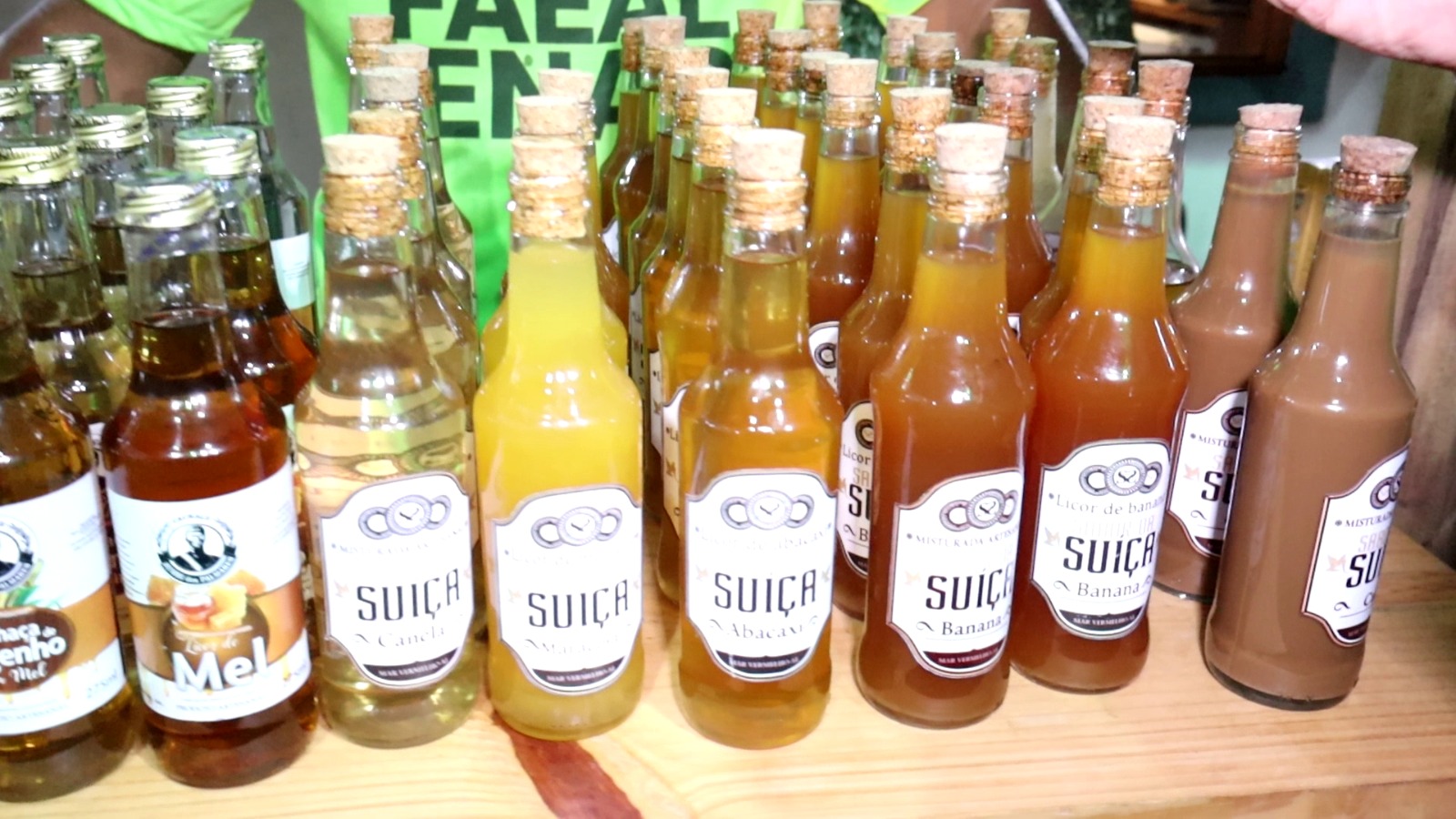 Licor artesanal de café conquista paladares em feira de Maceió