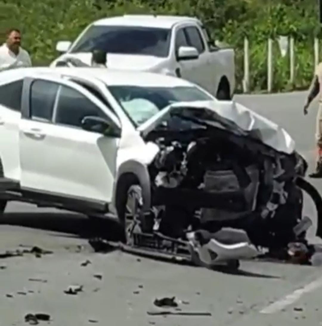 VÍDEO: Acidente deixa carro totalmente destruído em Passo de Camaragibe