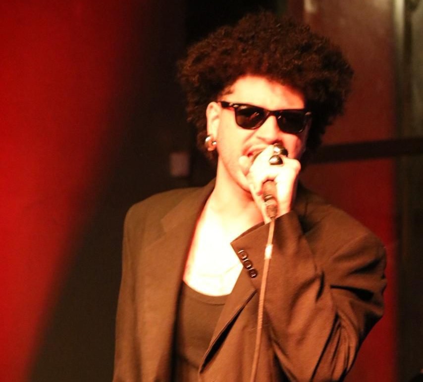 Cantor alagoano estreia nos palcos com show-tributo “Pedro Vermelho canta AMY”