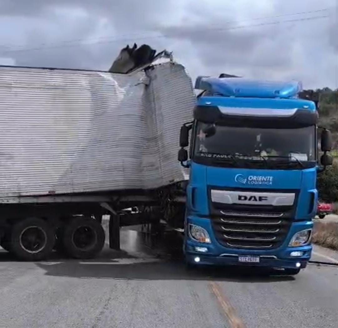 Colisão entre caminhões deixa trânsito lento na BR-101, em Pilar