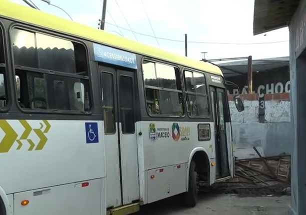 Ônibus sai da pista e atinge quiosque em avenida de Maceió