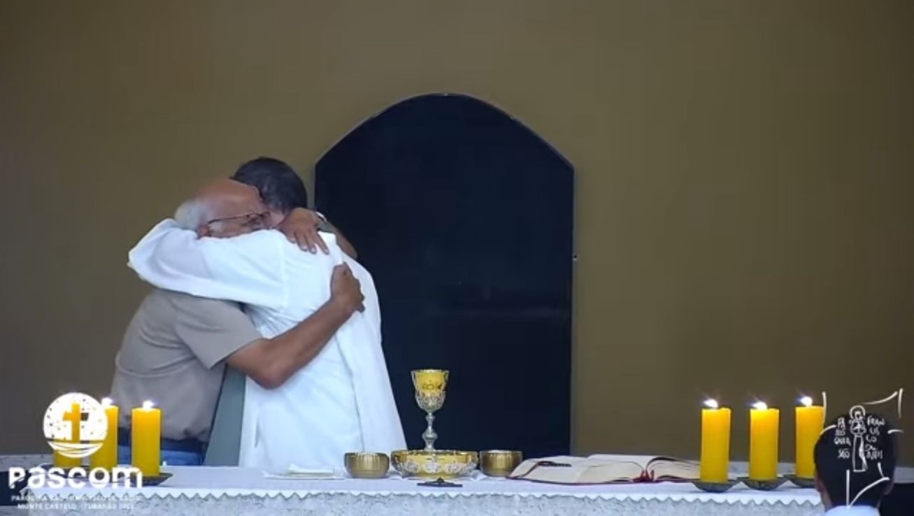 Fiel sobre ao altar chorando durante missa e cena emociona; assista