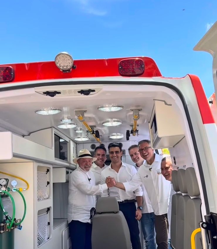 Ao lado de JHC, Paulo Dantas e Renan Filho, Lula chega a Maceió e entrega equipamentos para a saúde