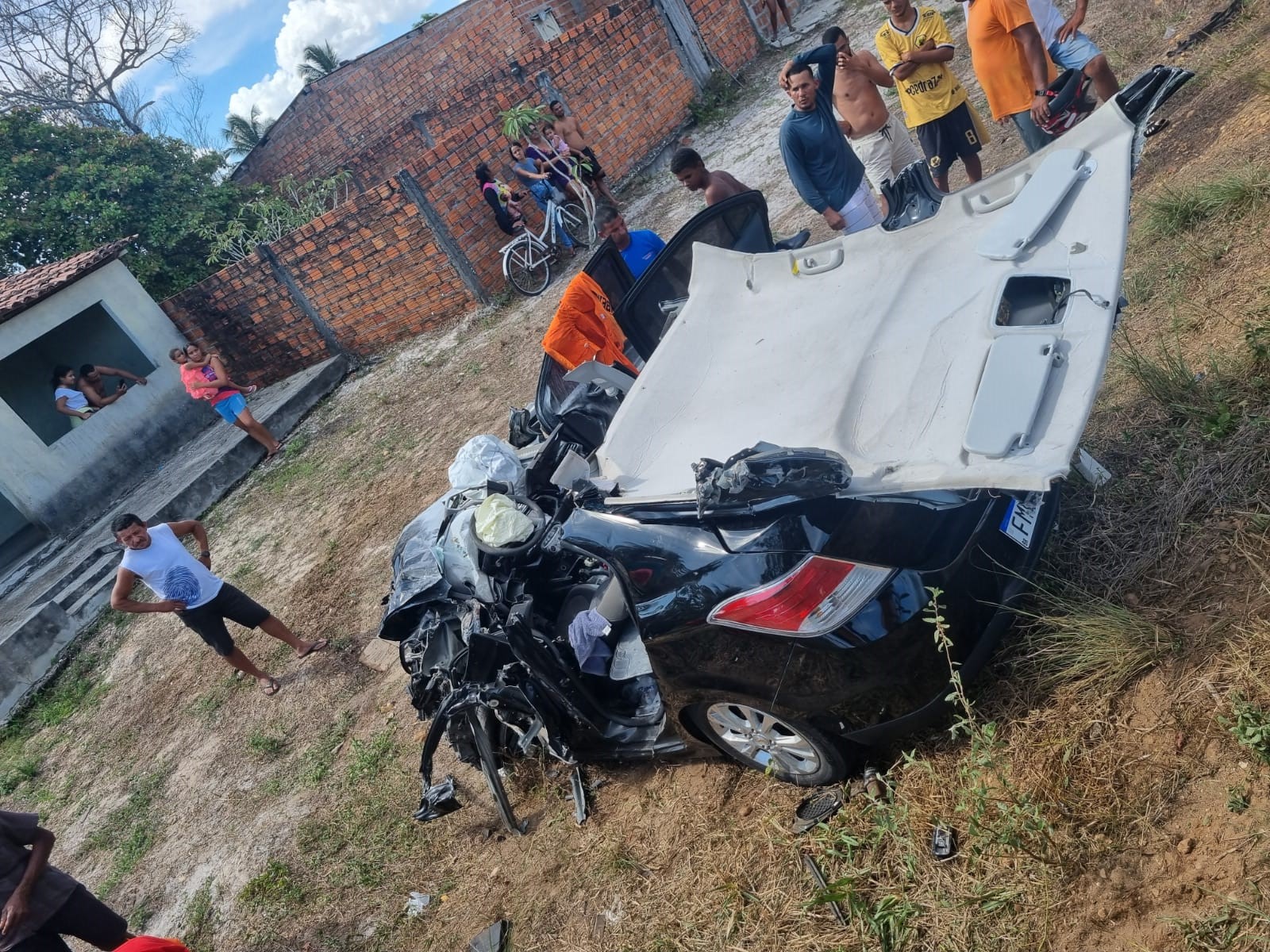Acidente entre caminhão e carro deixa vítima presa às ferragens em Piaçabuçu