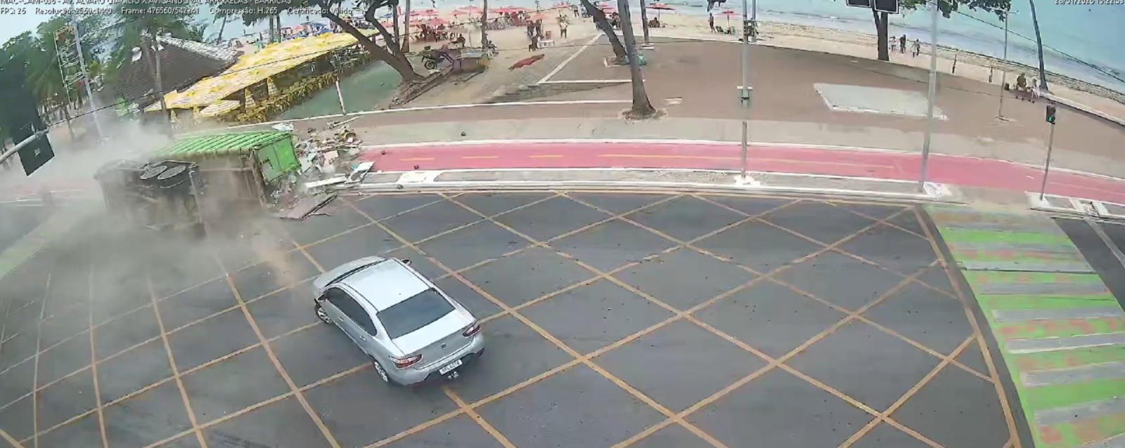 VÍDEO: Câmeras de segurança flagram momento em que caminhão de lixo tomba em Maceió