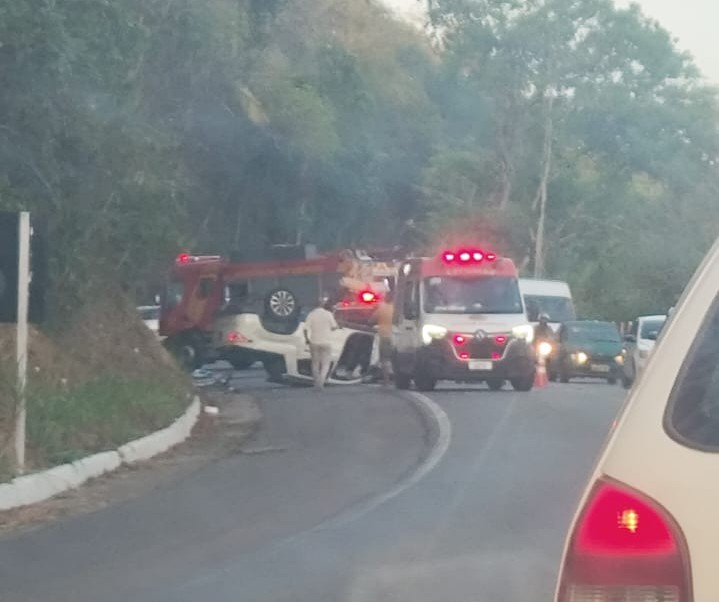 Colisão com caminhão deixa ferido preso às ferragens na BR-316, em Satuba