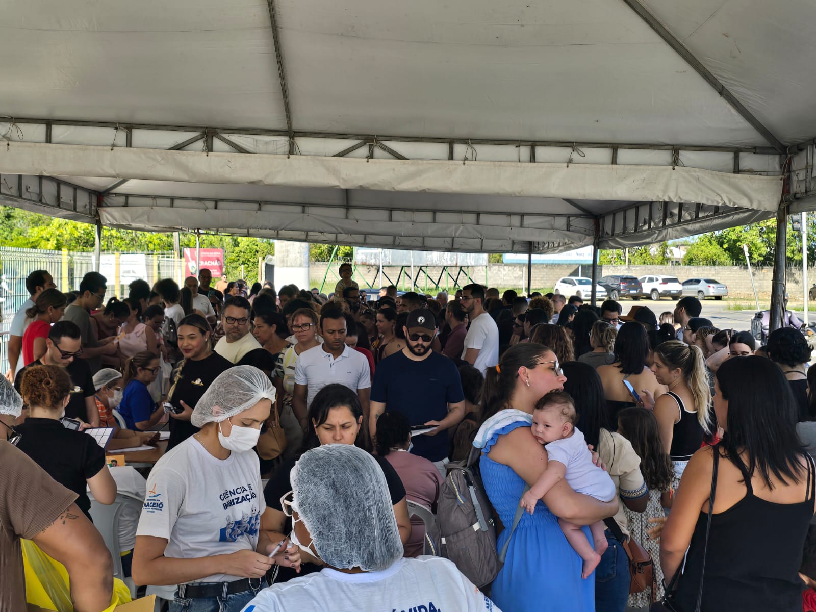 Após filas e forte calor, Sílvio Camelo sugere que Maceió amplie datas de vacinação contra meningite