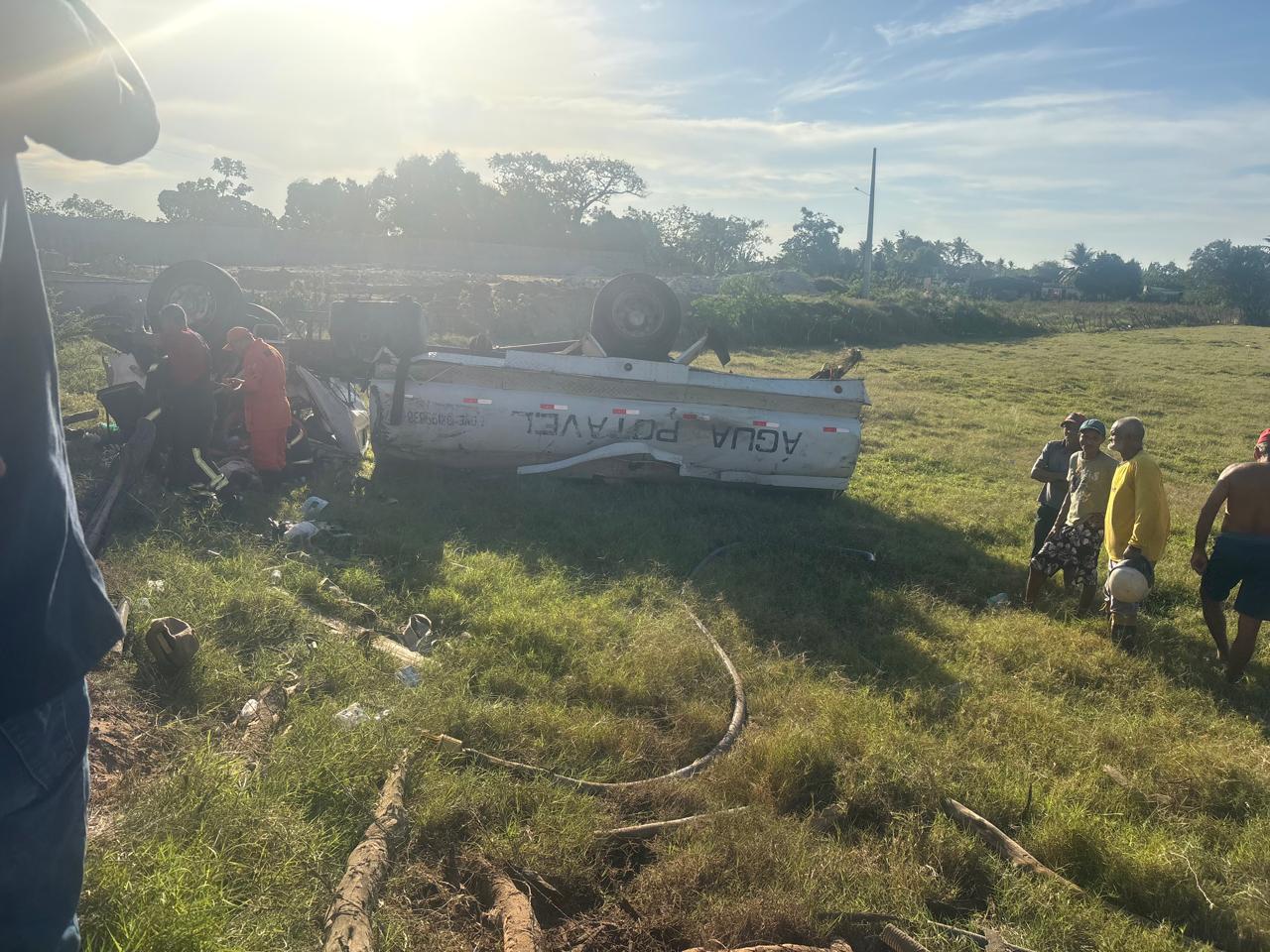 Caminhão-pipa capota e deixa vítima ferida presa às ferragens em Penedo