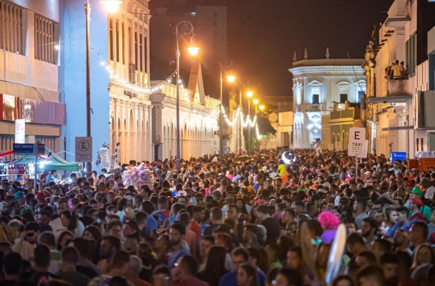 Gambiarras luminosas são furtadas após o Jaraguá Folia, em Maceió