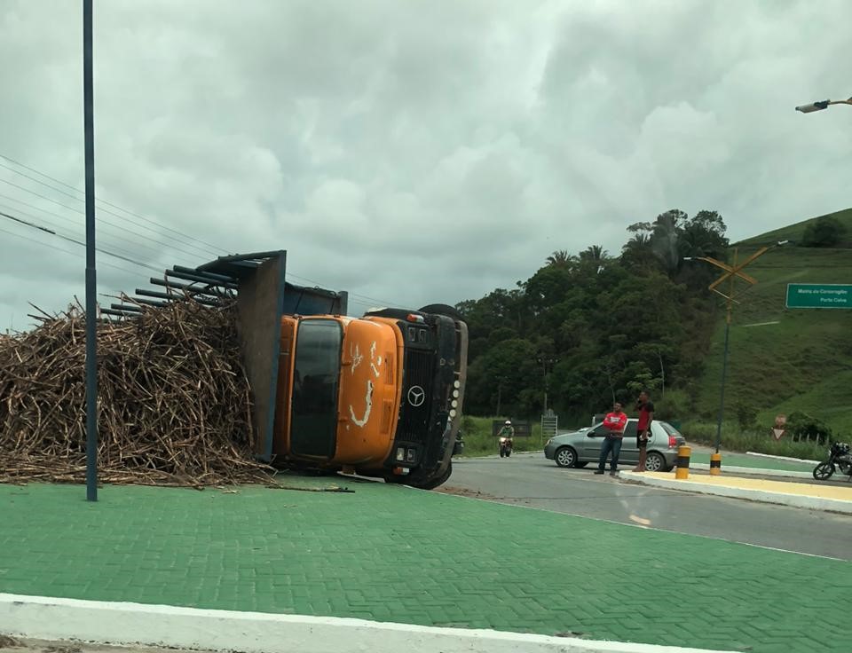 Caminhão com cana tomba em trevo no interior de Alagoas