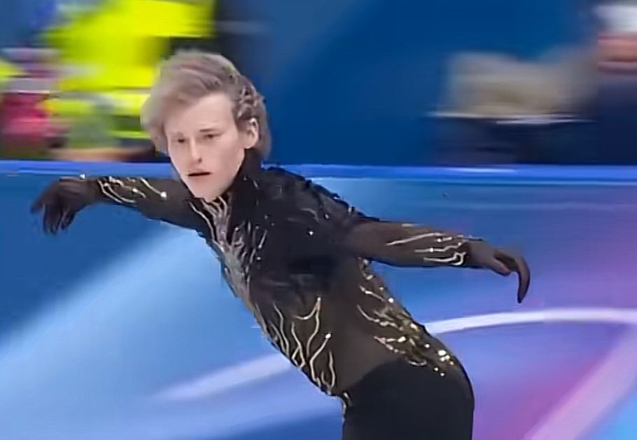 Atleta realiza salto proibido por 50 anos na patinação artística