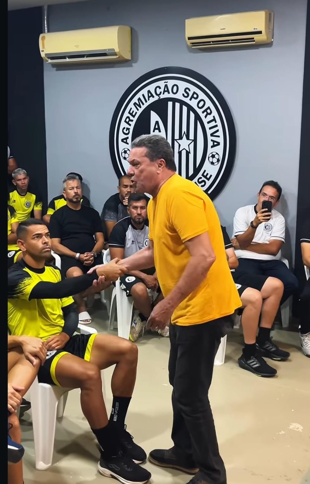 Vanderlei Luxemburgo visita CT do ASA e motiva elenco alvinegro