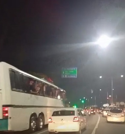 VÍDEO: torcedores do CRB “surfam” em ônibus após vitória sobre o CSA em Maceió