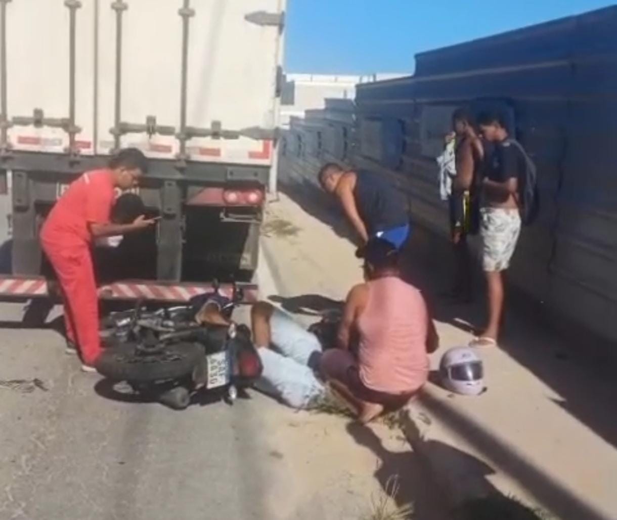 VÍDEO: Acidente entre caminhão e moto deixa feridos na Av. Josefa de Melo