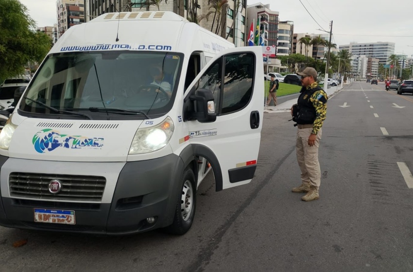 Operação combate transporte clandestino e reforça segurança na orla de Maceió