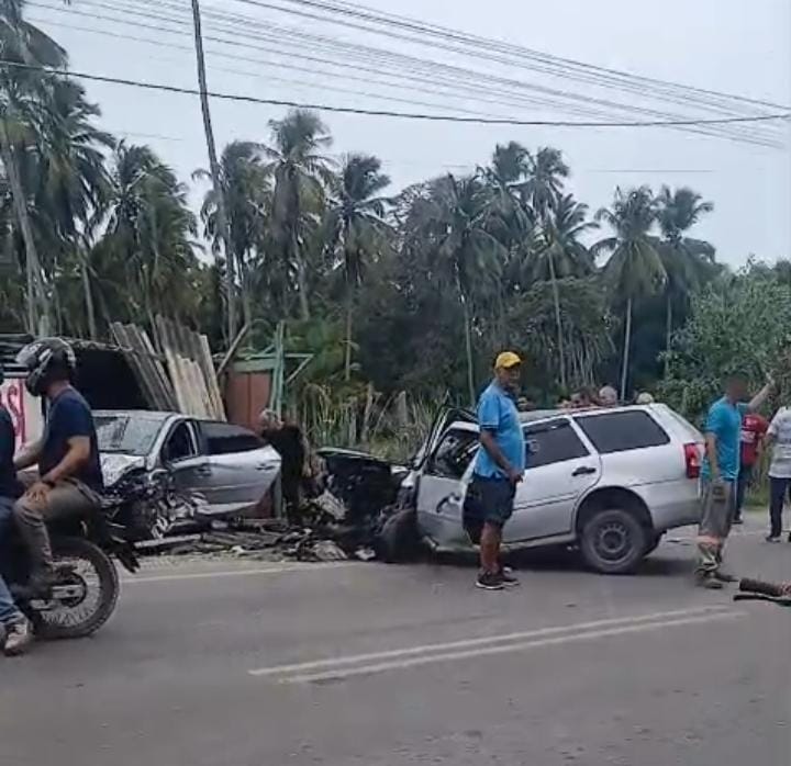 Colisão entre dois carros deixa feridos presos às ferragens em Ipioca