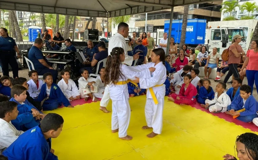 Semsc entrega kits a alunos do projeto Judô na Guarda