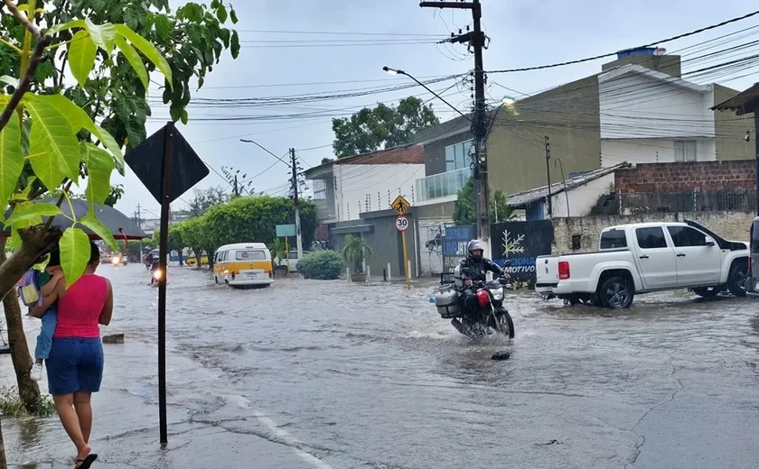 Chuva forte causa alagamentos em São Miguel dos Campos