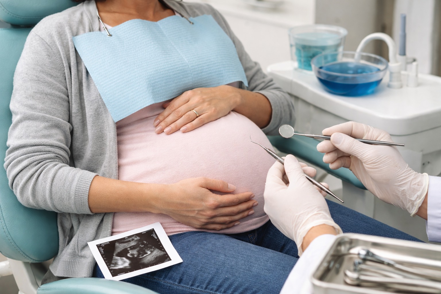 Mês da Mulher: dentista alerta sobre saúde hormonal e bucal feminina