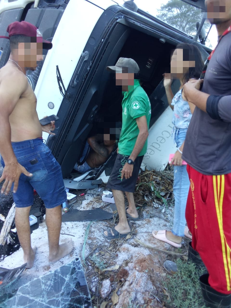 Caminhão capota e deixa homem preso às ferragens na BR-104
