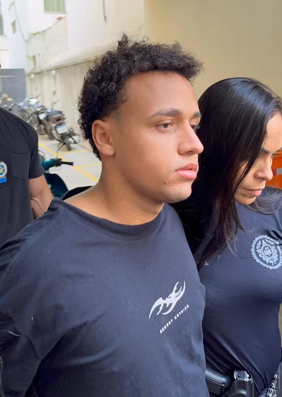 Réu de estupro coletivo no RJ se entrega usando camisa polêmica