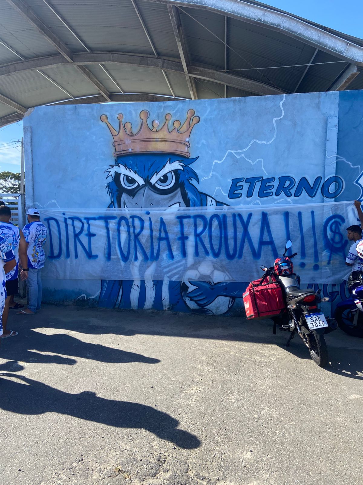 Torcedores do CSA protestam no CT Gustavo Paiva