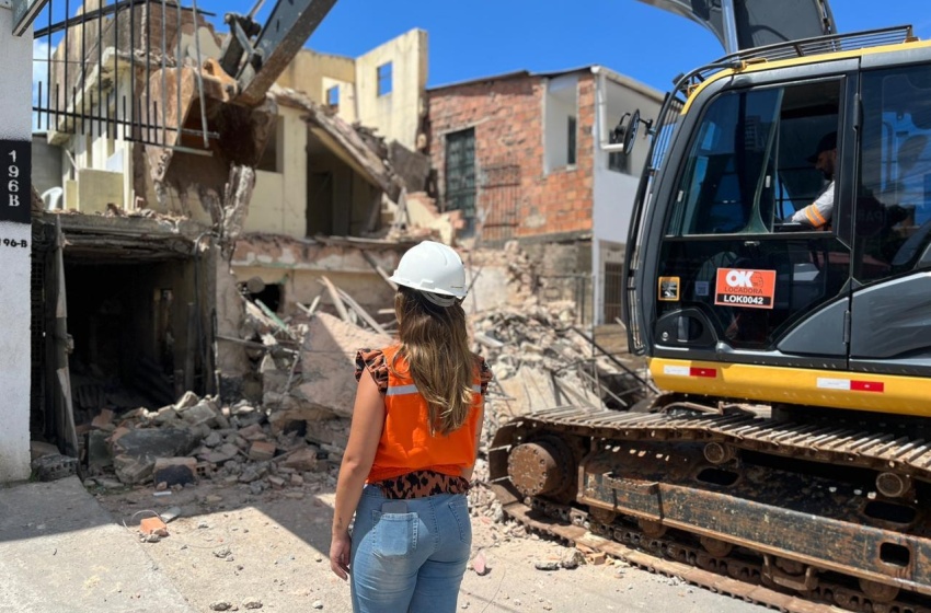 Defesa Civil demole imóvel de dois andares em Maceió por risco estrutural