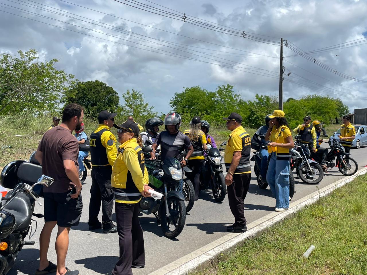 DMTT promove ação educativa com motociclistas na Avenida Rota do Mar
