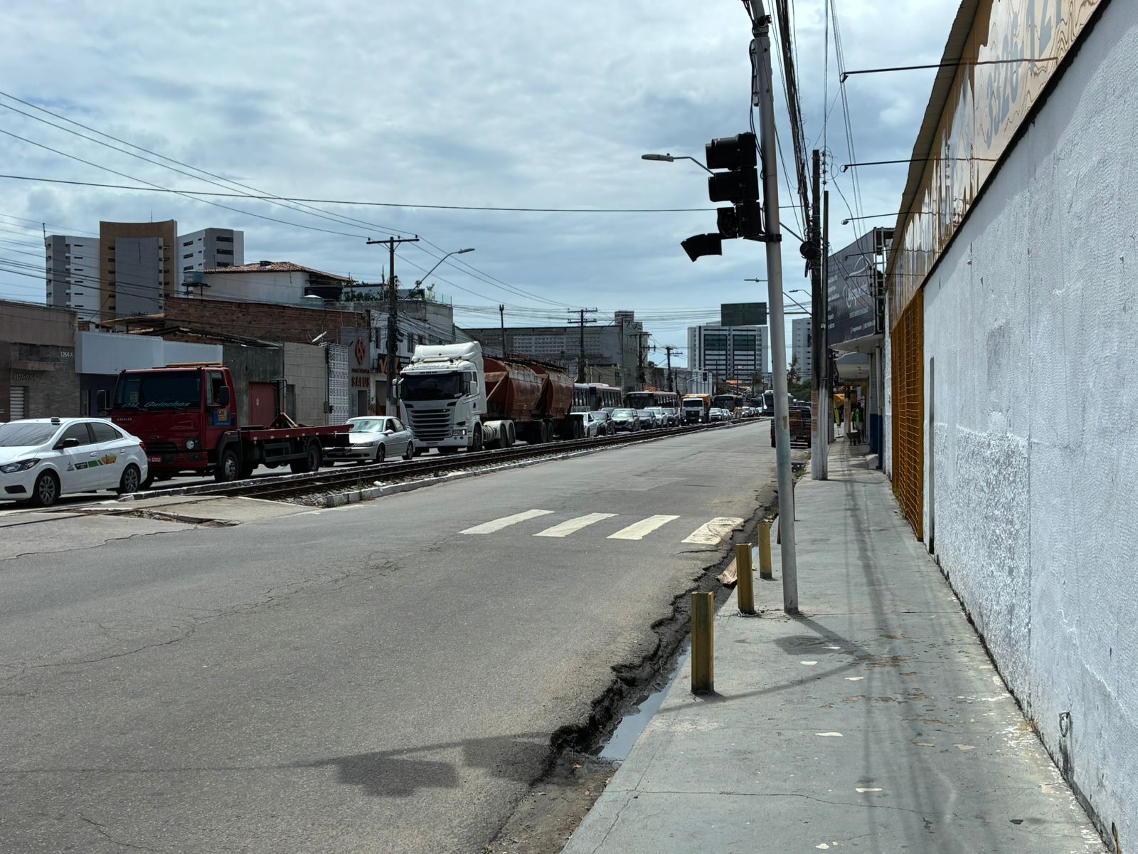 Interdição na Avenida da Paz provoca congestionamento em Maceió