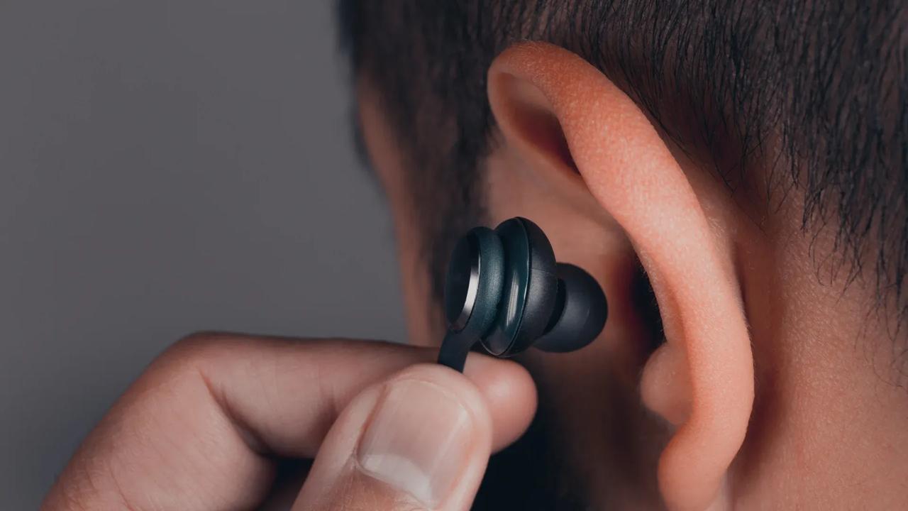 Uso de fones em volume alto pode causar perda auditiva, alerta especialista