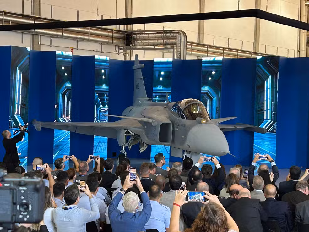 Brasil apresenta primeiro caça supersônico produzido no país