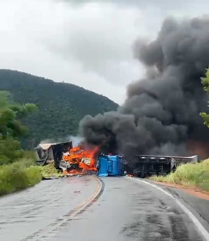 Carretas colidem, pegam fogo e deixam feridos na BR-101 em AL