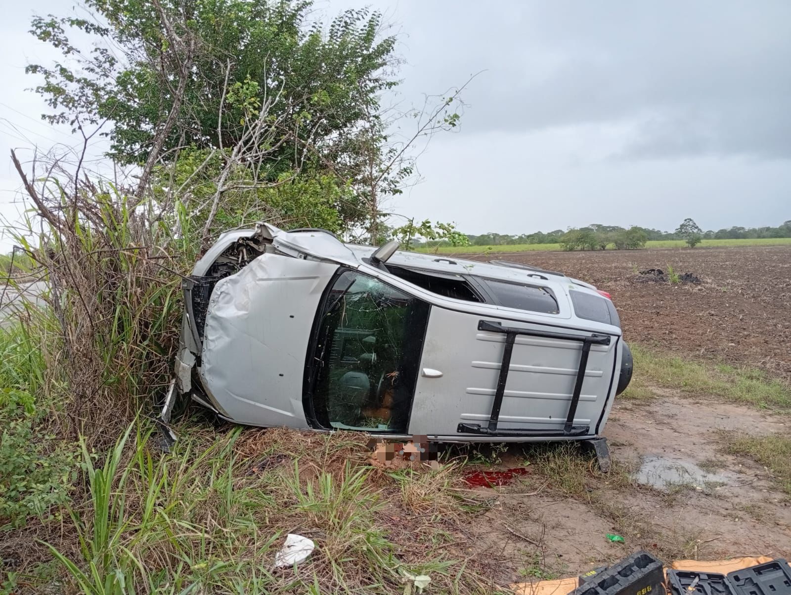 Motorista morre após carro capotar na Av. Cachoeira do Meirim, em Maceió