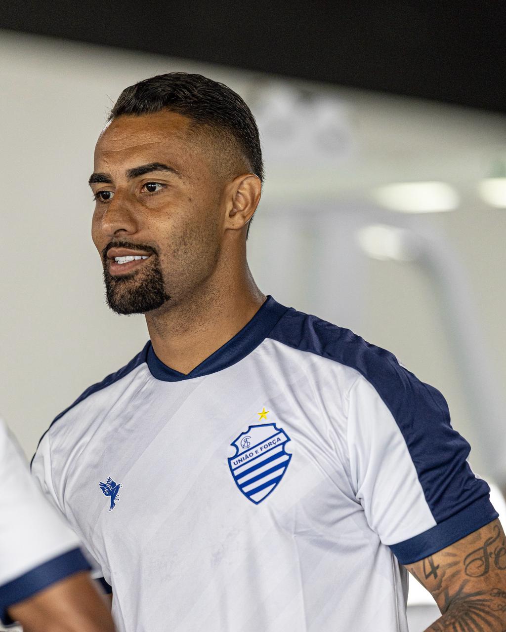 Anunciado na sexta-feira, Matheus Sacramento inicia trabalhos com elenco azulino