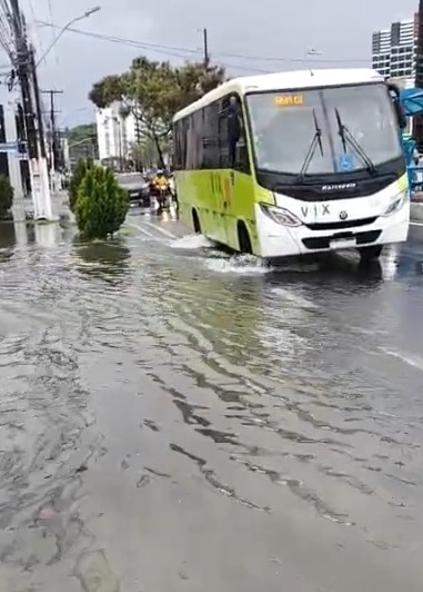 Fortes chuvas provocam alagamentos em diversos bairros de Maceió