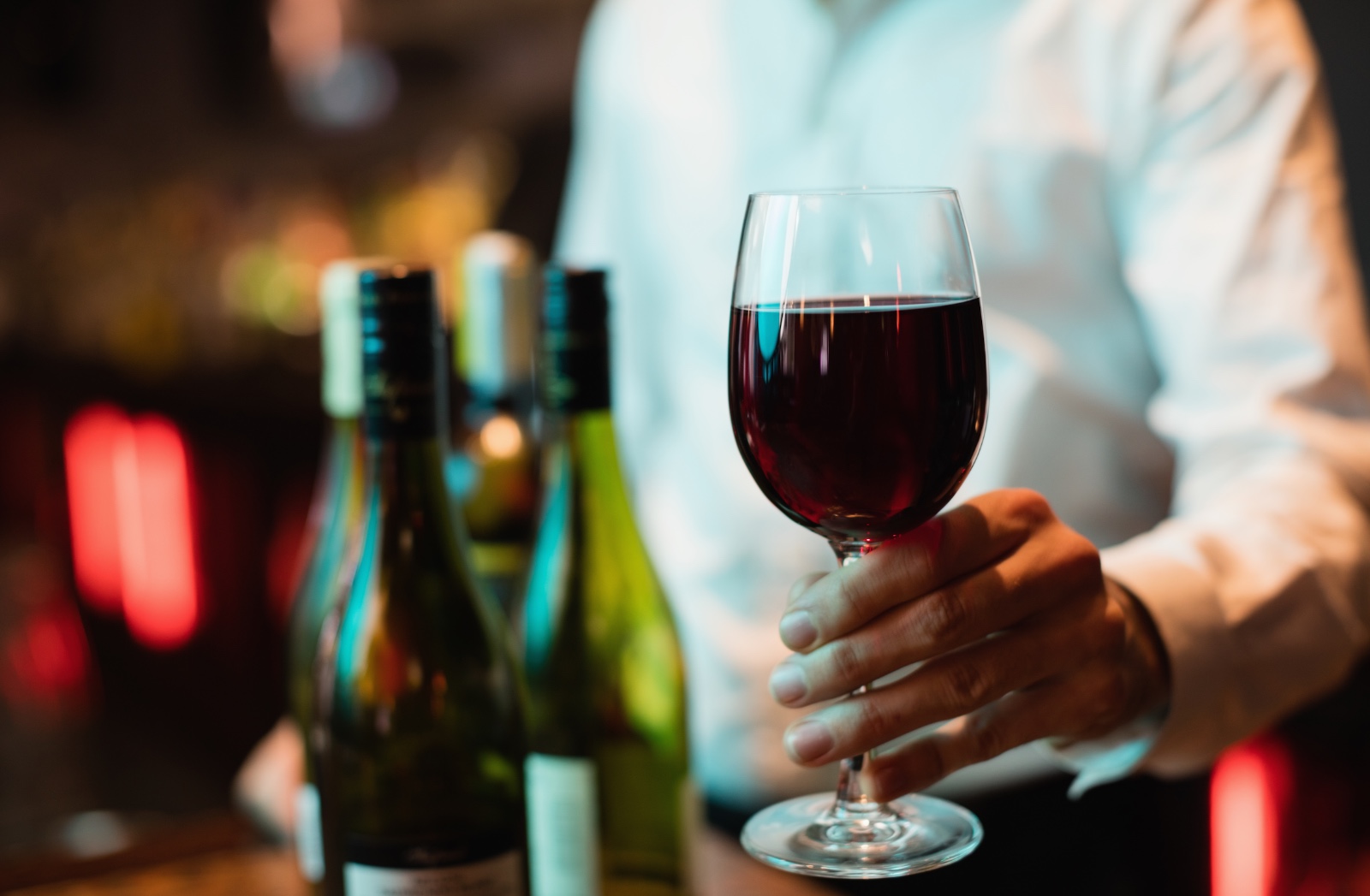 Vinho faz bem ao coração? Cardiologista explica mitos e verdades