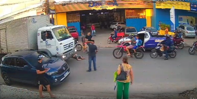 Idoso é atropelado, arremessado contra caminhão e fica em estado grave em AL