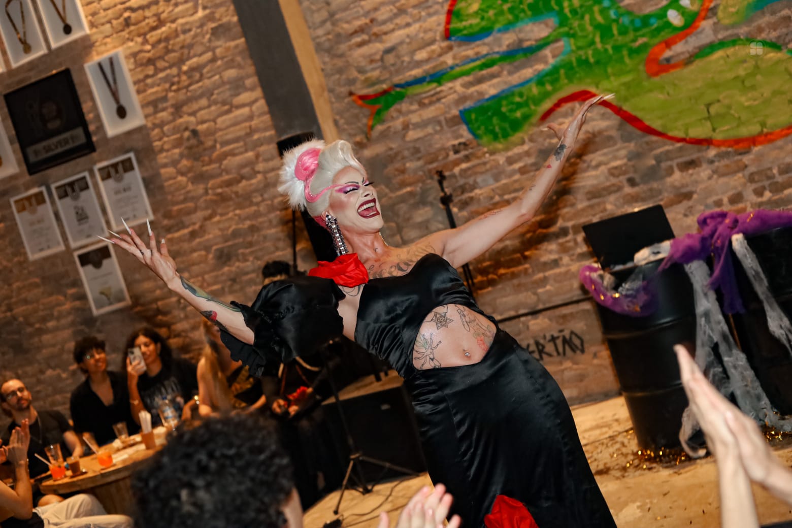 Drag Dinner Alagoas celebra divas pop em noite de glamour em Maceió