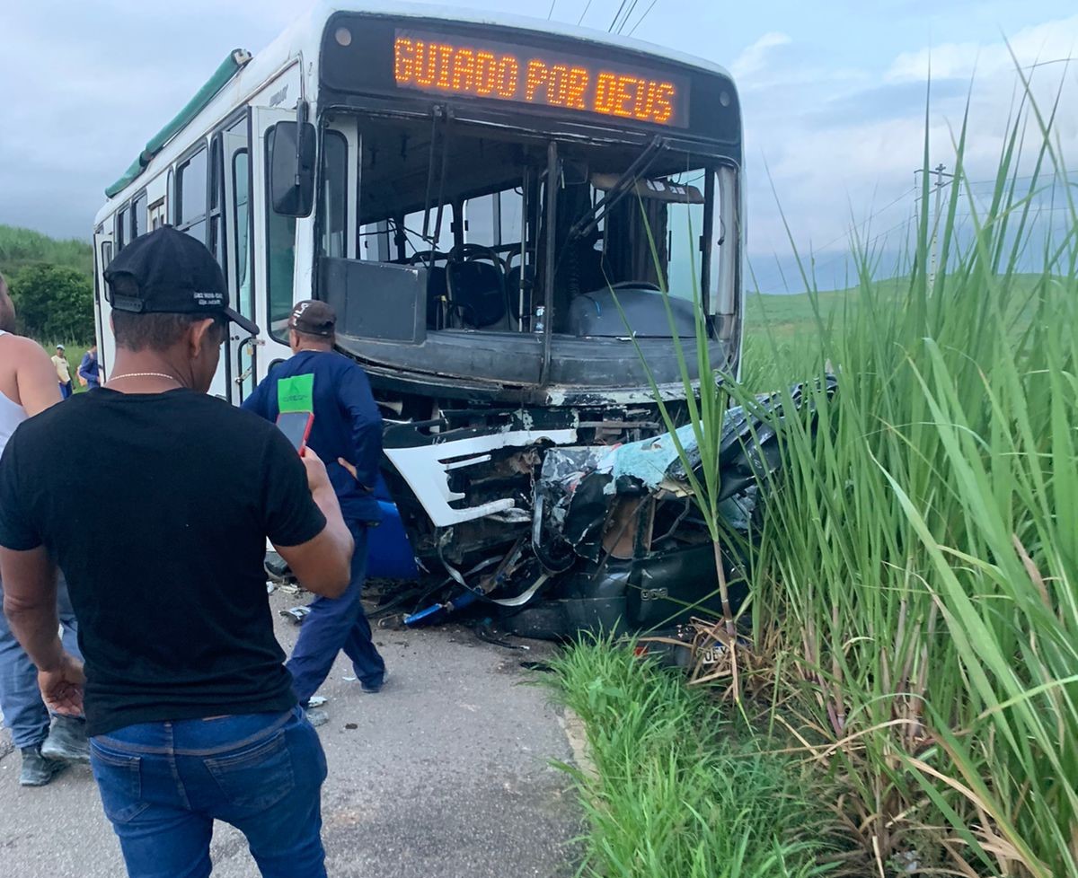 Ônibus e carro batem de frente e deixam dois mortos em Porto Calvo