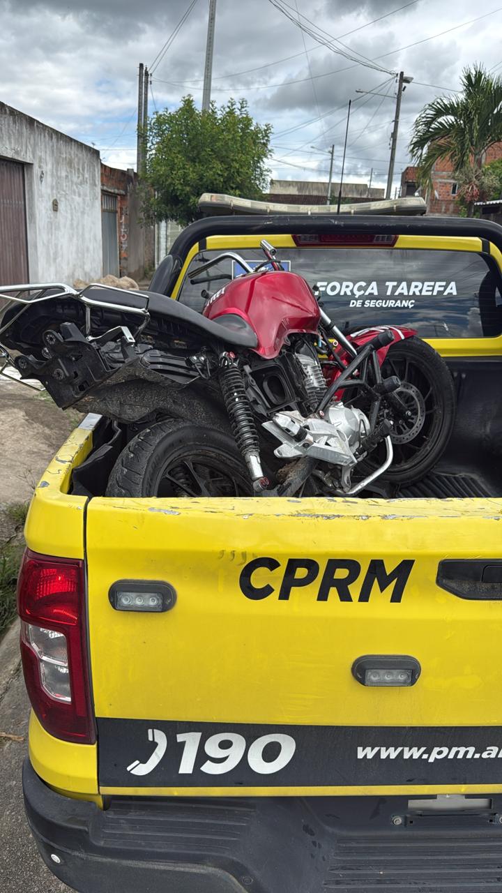 Jovem é preso com moto roubada dentro de residencial em Satuba