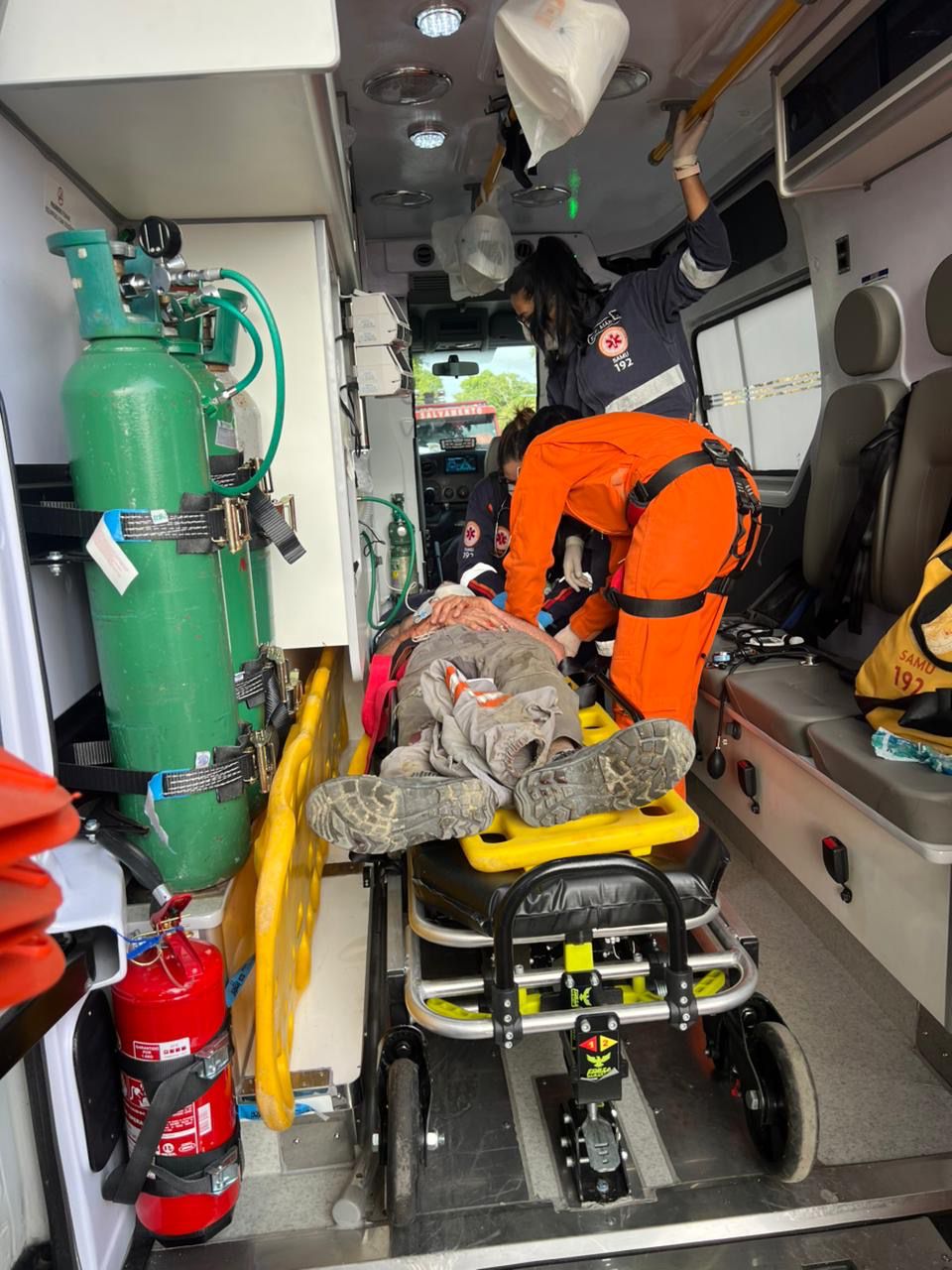 Motorista acaba ferido após colisão entre van e caminhão em Pilar