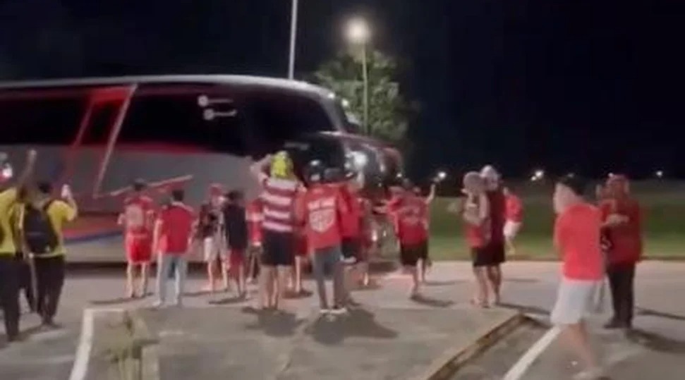 Torcedores protestam contra o CRB no aeroporto após sequência de 11 jogos sem vencer