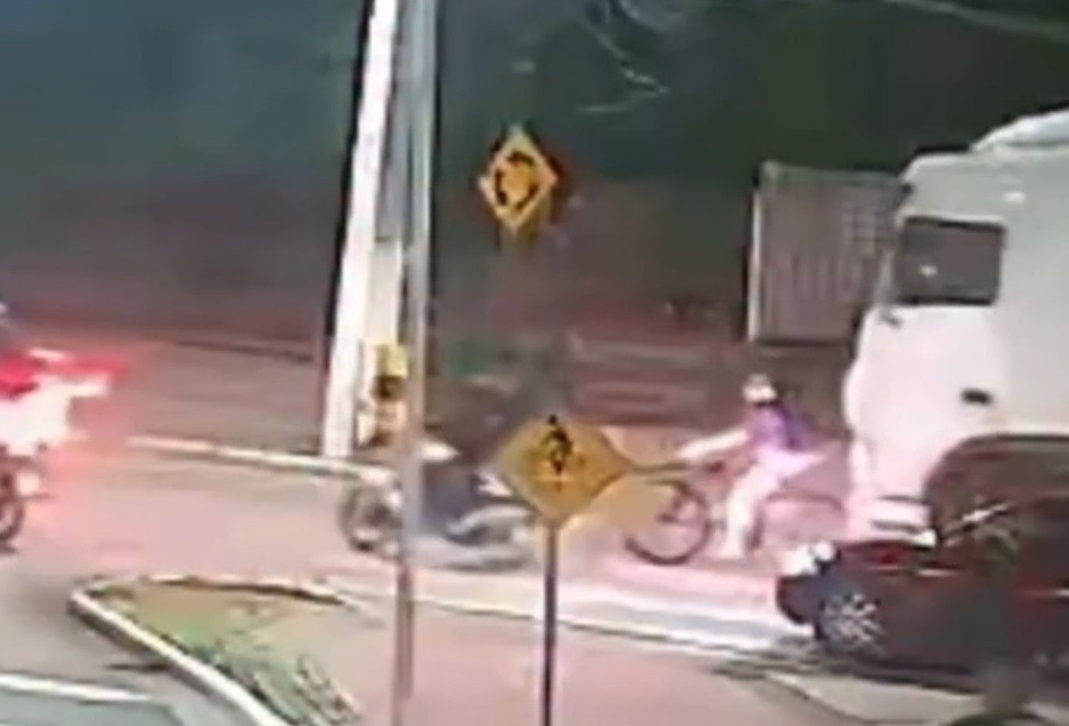 Vídeo flagra momento em que ciclista é atingida por carreta em Maceió