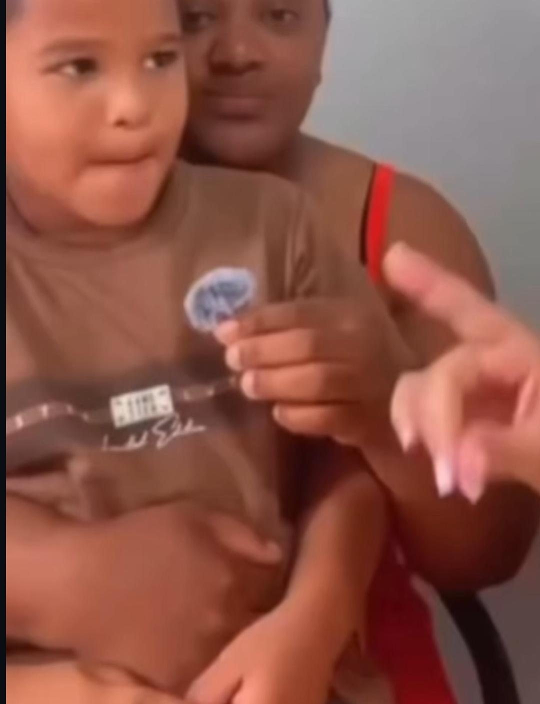 Criança é manipulada no Roblox e quase causa a própria morte