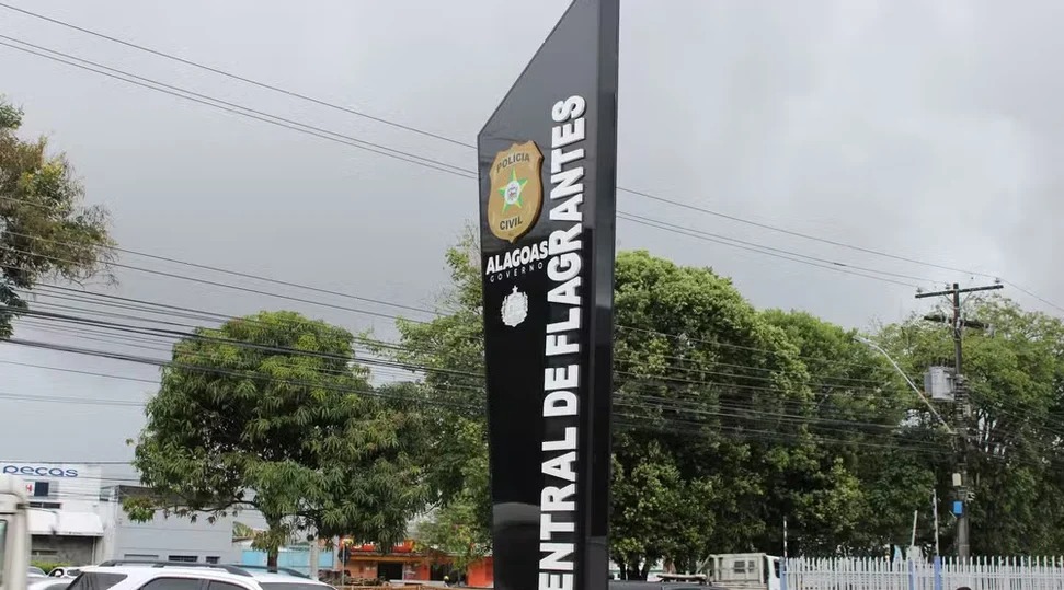 Homem ameaça companheira e agride filha de nove anos com cabo de vassoura em Maceió