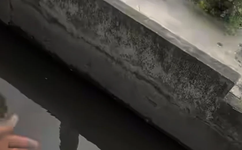 Vídeo choca internautas após homem pescar tilápias em córrego de Maceió