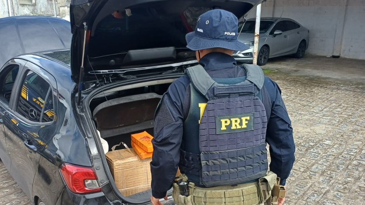 PRF prende motorista em Maceió com carro roubado, arma e mais de 60 kg de maconha