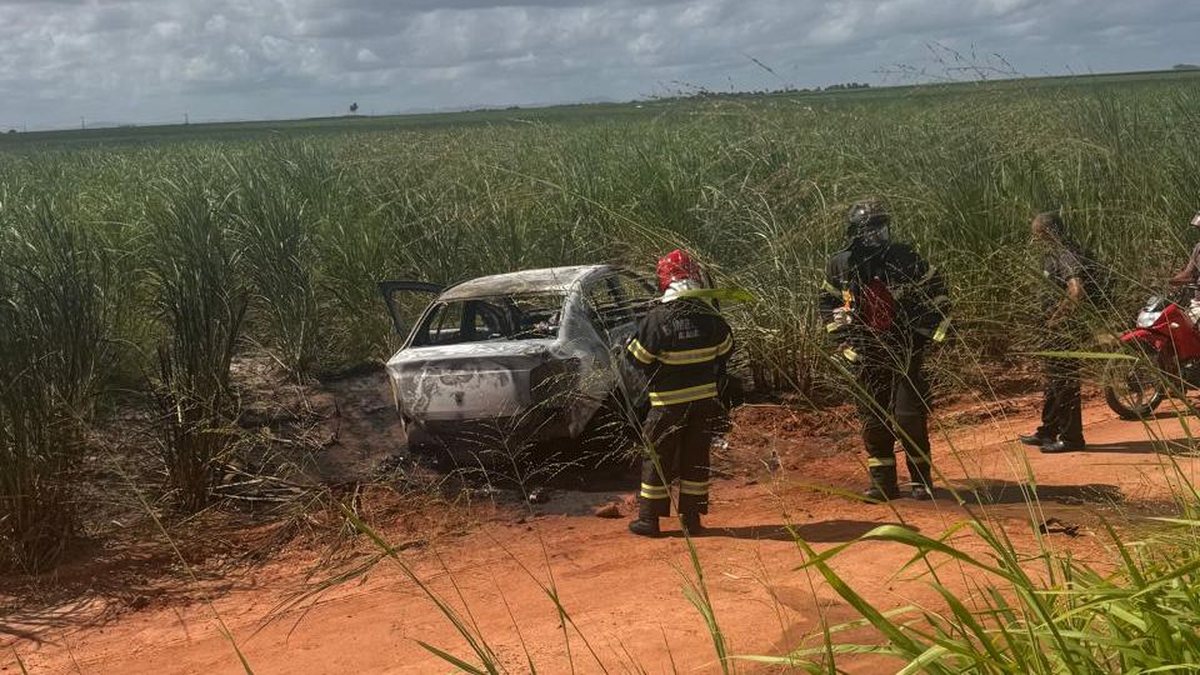Colisão entre carros deixa feridos e veículo em chamas na BR-101