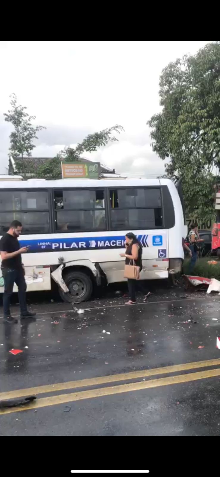 Colisão entre carreta e van causa lentidão na BR-316 em Satuba